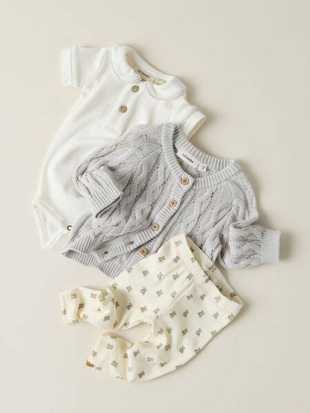 Collage van diverse babykleding, van rompertjes tot outfits