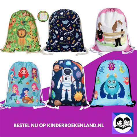 Illustratie van diverse gymtassen en zwemtassen met verschillende namen erop gedrukt.