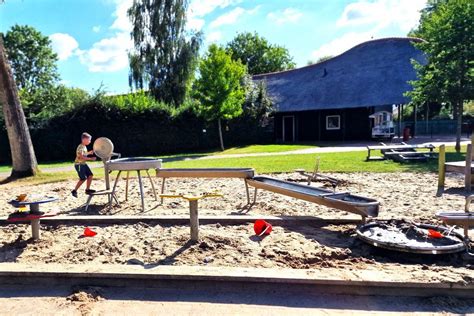 collage van diverse kinderactiviteiten: zwemmen, kinderboerderij, speeltuin