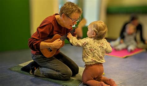 Foto van een Muziek op Schoot les met lachende kinderen en ouders