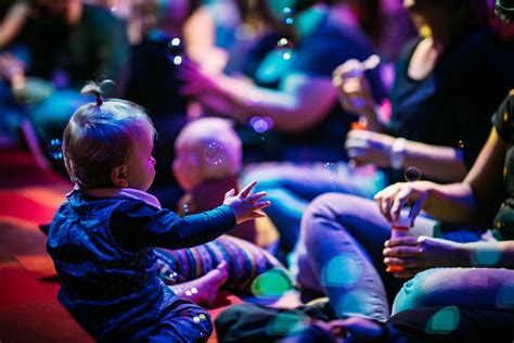 Illustratie van een strijktrio dat een babyconcert geeft