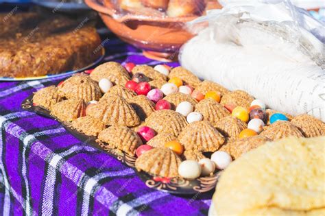 Groep mensen geniet van muntthee in een traditionele Berberse setting in de woestijn
