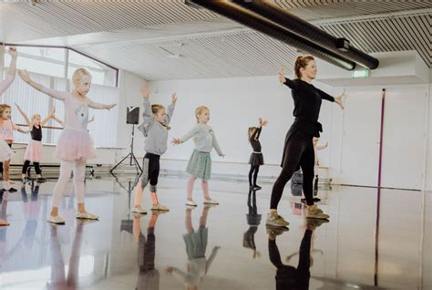Kinderen die technieken oefenen tijdens een recreatieve dansles