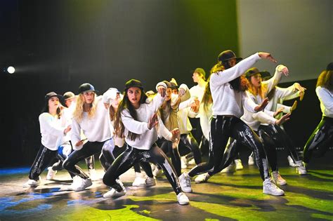 Kinderen die hiphop dansen met energie
