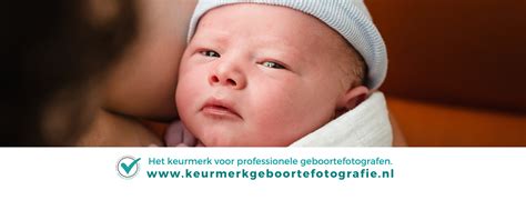 Een voorbeeld van geboortefotografie, gericht op de emotionele connectie tussen ouders en kind direct na de geboorte.