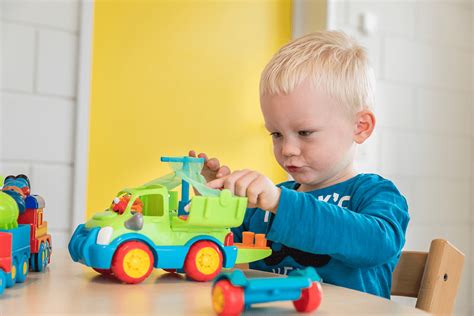 foto van een kind dat geconcentreerd speelt met educatief speelgoed