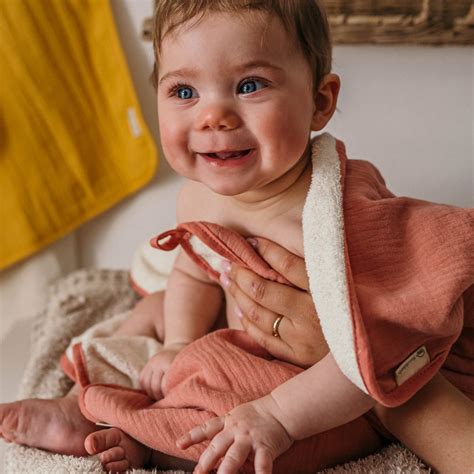 Baby die comfortabel is ingebakerd in een zachte hydrofiele doek