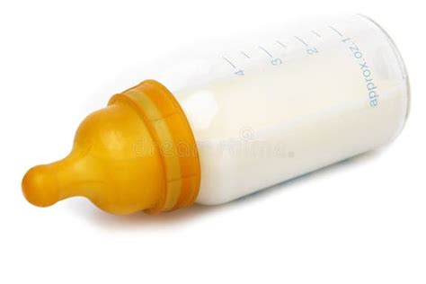 babyfles met melk en maatschepje