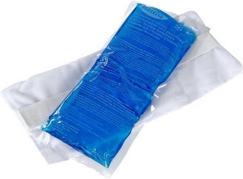 Illustratie van een koud kompres gemaakt van een bevroren maandverband in een plastic zakje en washandje.