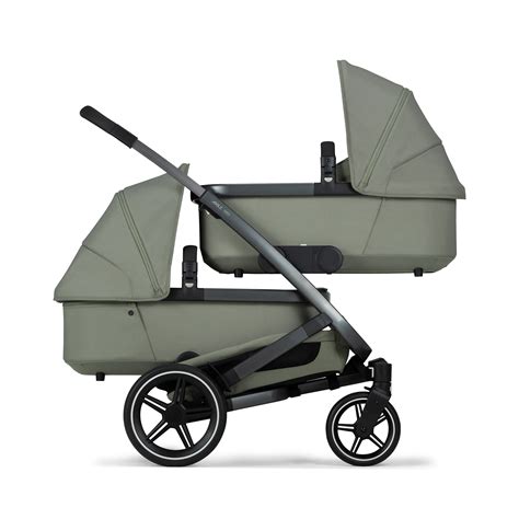 Illustratie van de Joolz Geo³ kinderwagen in Duo-modus, met twee zitjes op het frame.