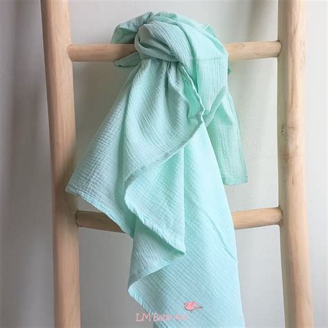 Baby wordt afgedroogd met een zachte hydrofiele doek na het badderen.