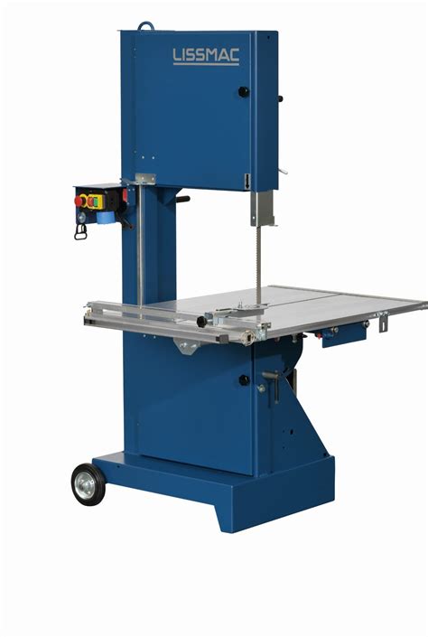 Een gedetailleerde foto van een lintzaagmachine in werking, met het zaagblad dat door hout snijdt.