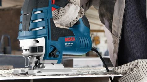 Een decoupeerzaag die gebruikt wordt om een complex figuur uit een stuk hout te zagen.