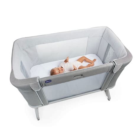 Illustratie die de veelzijdigheid van de Chicco Next To Me Forever toont, inclusief co-sleeper, losstaand bedje en hellingsfunctie.
