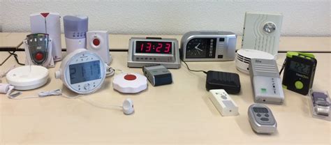 Interieur van een hoorwinkel met een demonstratieopstelling van wek- en waarschuwingssystemen