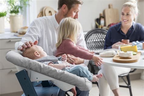 baby aan tafel met diverse voedingsmiddelen