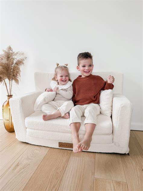 Collage van verschillende soorten kinderfauteuils: een met poten, een zachte beanbag en een speels design.