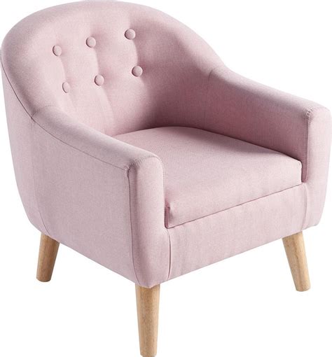 Moderne roze kinderfauteuil met houten poten.