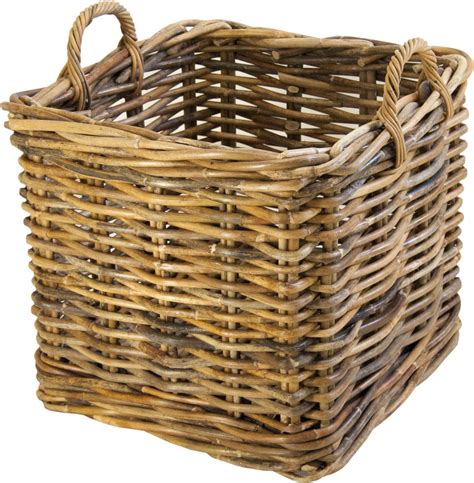 Detailfoto van de rieten mand en de zachte bekleding van een vintage kinderwagen