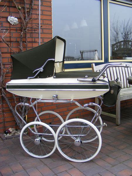 Foto van een collectie gerestaureerde Engelse kinderwagens