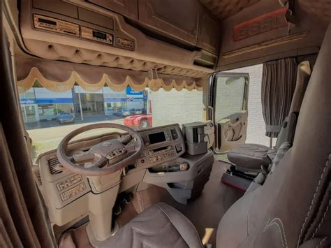 Schematische weergave van de binnenkant van de George vrachtwagen, met de focus op het draaiende wiel dat reageert op geluidssignalen.