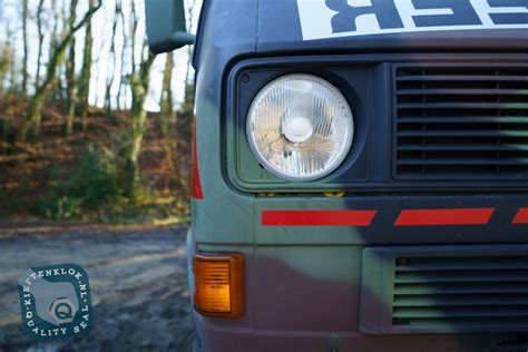 Collage van diverse Volkswagen T2 en T3 onderdelen, zoals een luchtmassameter, dashboardfolie en ECU.