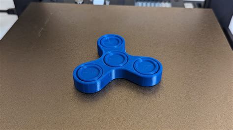 Illustratie van een 3D-printer die een fidget spinner print