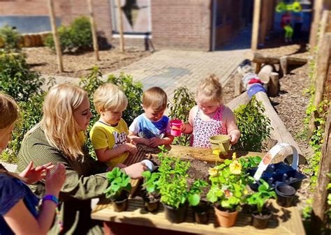 Kinderen die in de moestuin werken en groenten verzorgen.
