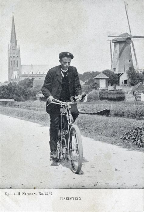 Illustratie van een jongeman op een fiets uit de late 19e eeuw