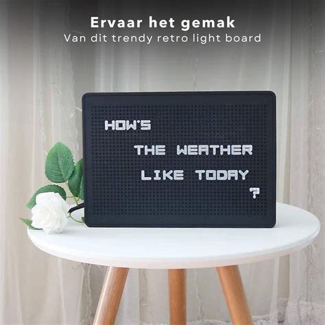 Een foto van een letterbord met een creatieve zwangerschapsaankondigingstekst.