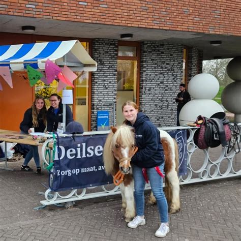 Kinderen die creatieve activiteit doen op Deilse Hoeve