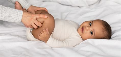 Illustratie van een baby die comfortabel zit tijdens een luierwissel, met Zwitsal Lotion Billendoekjes in de buurt