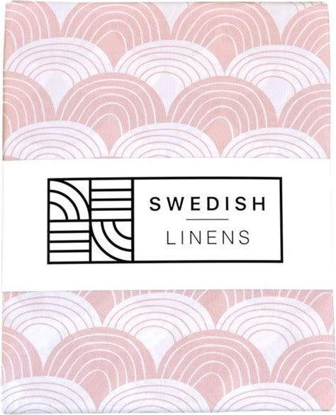Een overzicht van de verschillende hoeslakens van Swedish Linens met het kenmerkende regenboogpatroon.