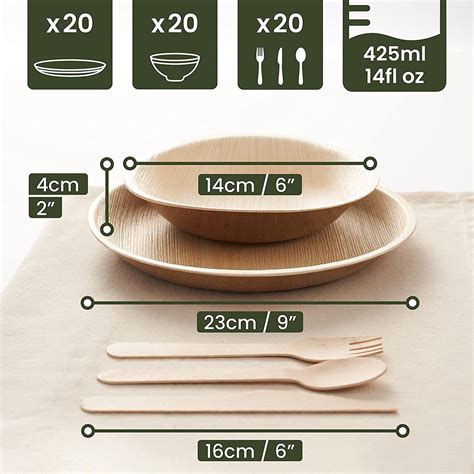 Een detailopname van houten speelgoedkeukenaccessoires zoals pannen, borden en bestek.