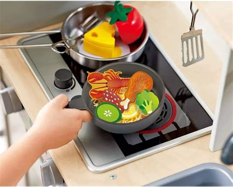 Een overzicht van diverse Hape speelgoedkeukens en bijbehorende accessoires.