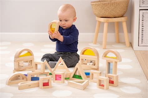 Baby die speelt met verschillende tactiele materialen.