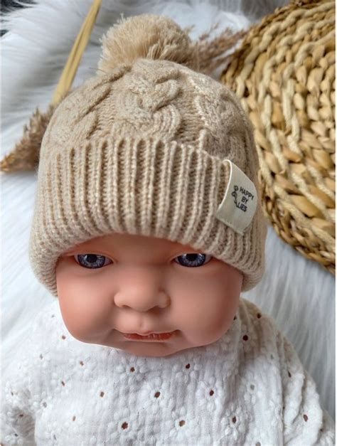 Foto van een baby in zachte, natuurlijke kleding van wol of biologisch katoen.