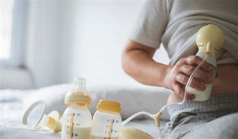 Illustratie van het proces van moedermelk afkolven en aanbieden via sondevoeding aan een premature baby