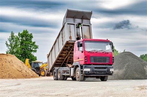 Gedetailleerde foto van de vintage USSR metalen kiepwagen in rode en blauwe kleurstelling, met focus op de opdruk van het jaartal.