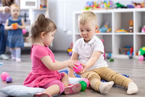 peuters die samen spelen en activiteiten uitvoeren