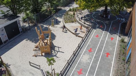 overzicht van de schoolgebouwen en het vernieuwde schoolplein