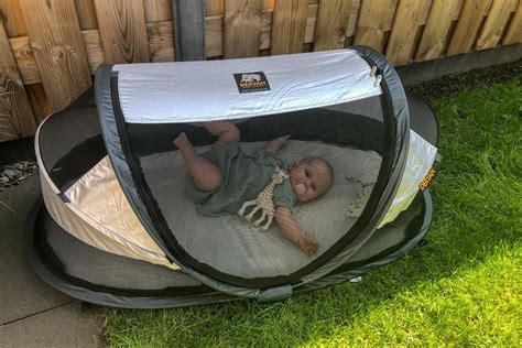 Illustratie van het Deryan babytentje in opgeklapte en uitgevouwen staat, met nadruk op het gaas en het matrasje