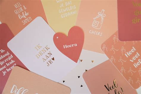 Een collage van verschillende kaartjes met handgeschreven teksten en kleine cadeautjes zoals thee en chocola.