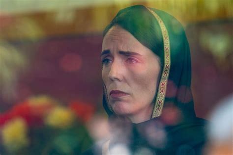 Jacinda Ardern draagt een hijab tijdens een bezoek aan de Al Noor moskee in Christchurch na de aanslagen, maart 2019.