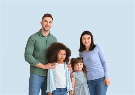 Foto van een gezin dat de Bo-Camp kinderstoel gebruikt tijdens een picknick in het park