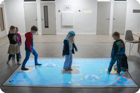 Kinderen die actief deelnemen aan een beweegactiviteit op de Springlab beweegvloer.