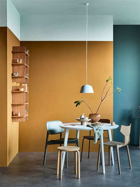 Infographic met drie verschillende plaatsingsopties voor een babyfooncamera: aan de muur in de hoek, op een hoge kast, en met een flexibele houder aan het ledikant.