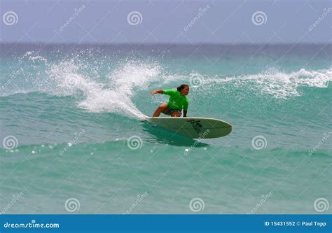 Surfen bij het strand van Waikiki