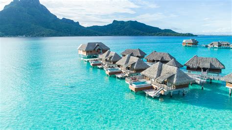 Prachtige lagune van Bora-Bora met bungalows op palen