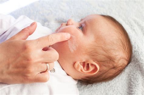 baby met zachte huid, omringd door speelgoed